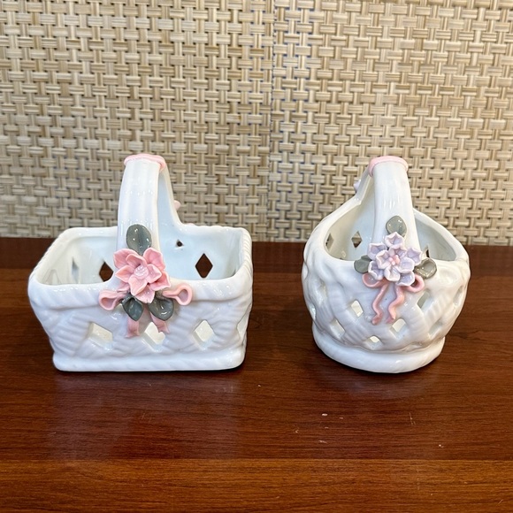 🌟HP🌟VTG 1990s 2 Small White Porcelain Reticulated Applied Floral Baskets - Picture 2 of 5